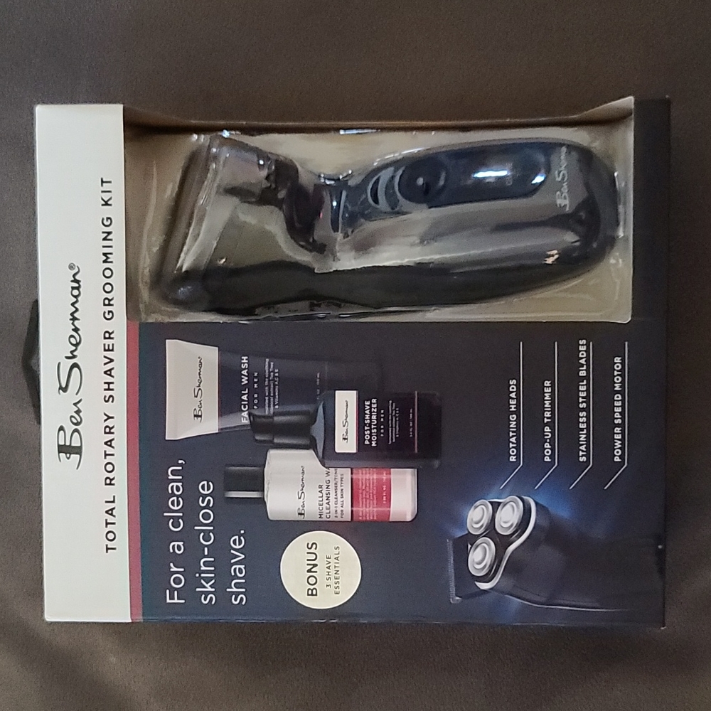 Rotary Shaver Grooming Kit w/ 3 shave essentials. BNIB